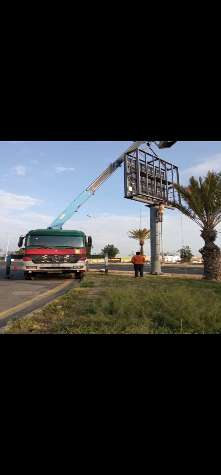 لوحات إعلانات مبتكرة للمحلات التجارية في أبها وخميس مشيط.